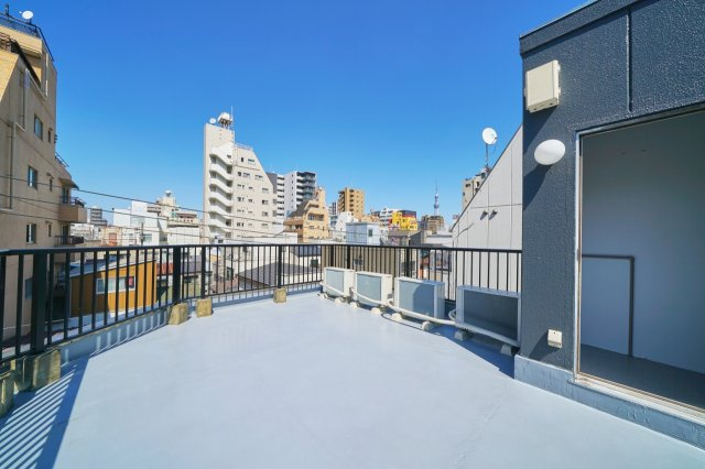 屋上は都会を一望できます。洗濯物もはかどりますね。
