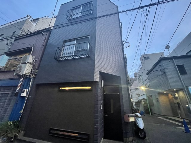 ３階建て、屋上付きの建物です。
