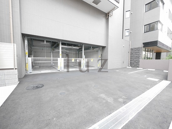 ディームス横濱青木町の駐車場