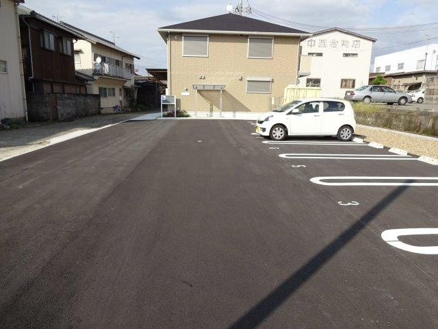 フォンターナ府内の駐車場