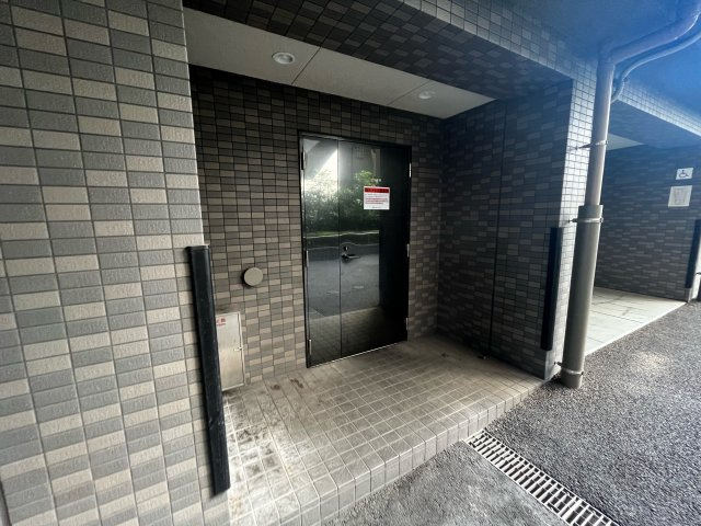 ルーブル仲六郷壱番館のエントランス