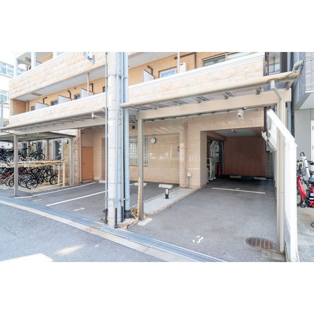ブランドールM・西長堀の駐車場
