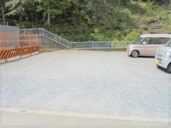 ヴァンベールTATEの駐車場