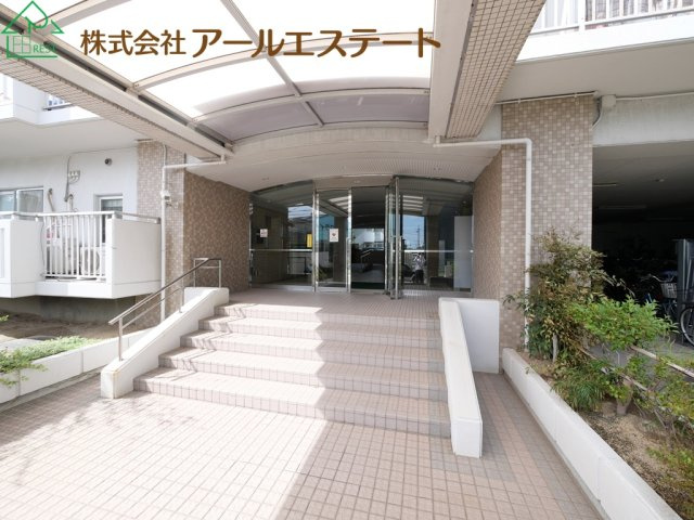 万葉ハイツ東加古川　　中古マンションのエントランス