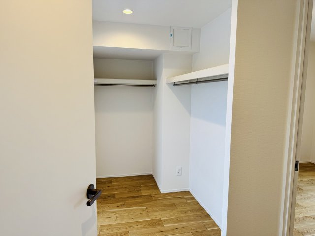 南大沢学園瑞樹の丘３号棟の収納|～ウォークインクローゼットでお荷物がスッキリ収まります～