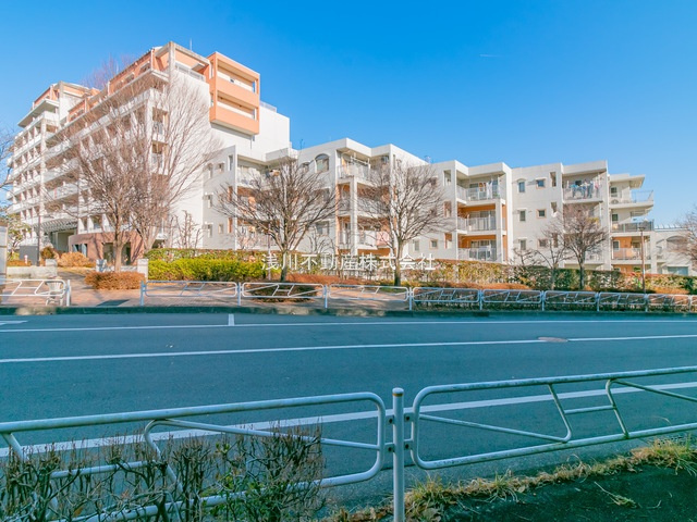 南大沢学園瑞樹の丘３号棟の現況写真|～緑豊かで自然と調和のとれた立地です～