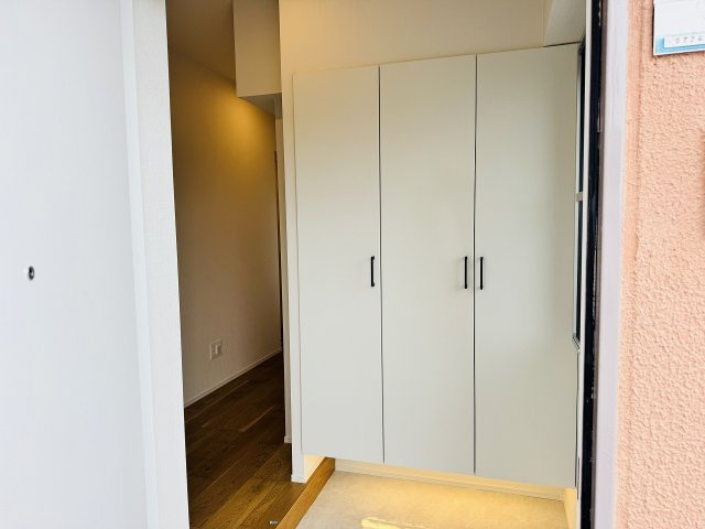 南大沢学園瑞樹の丘３号棟の玄関|～大容量収納可能なシューズボックス～