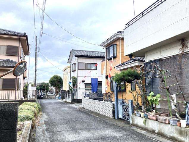 東松山市西本宿　中古売戸建の前面道路含む現地写真