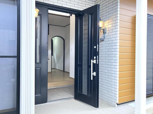 東松山市西本宿　中古売戸建の玄関