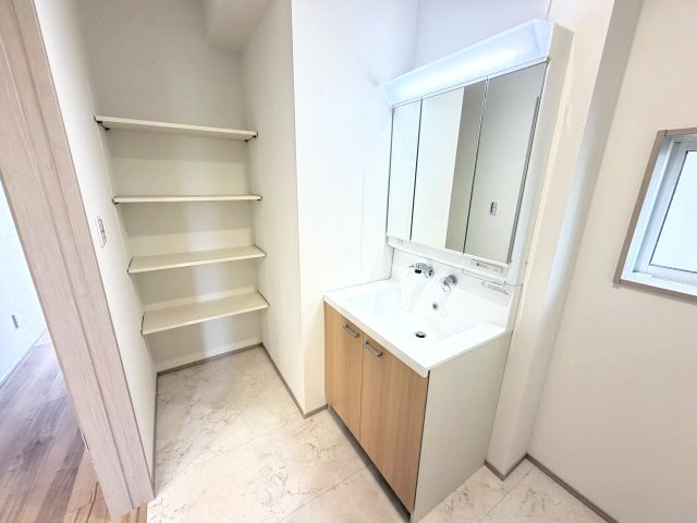 ワイウッドコート前橋市箱田町第8期　2号棟の独立洗面台|シャワー水栓付き洗面台で朝の身支度もバッチリです！
洗面台には収納スペースもあり洗面室もすっきり片付きますよ！