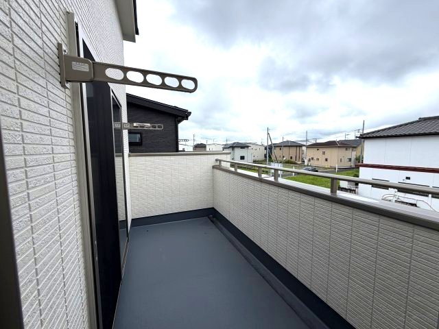 ワイウッドコート前橋市箱田町第8期　2号棟のバルコニー|洗濯物も沢山干せて便利です！南面バルコニーは、室内にも暖かな陽光を取り入れることができます☆