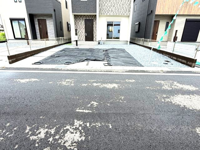ワイウッドコート前橋市箱田町第8期　2号棟の駐車場|駐車場もキレイに整備されています。並列2台駐車可能です！