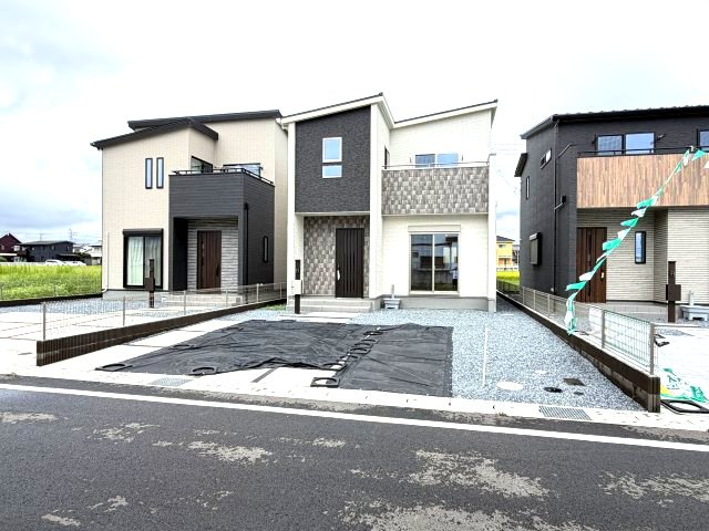 ワイウッドコート前橋市箱田町第8期　2号棟の前面道路含む現地写真