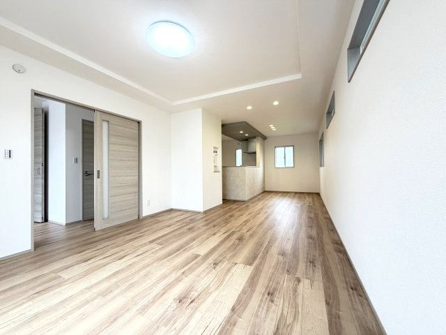 ワイウッドコート前橋市箱田町第8期　2号棟の居間・リビング|カウンターキッチンなのでお料理をしながら会話もできます。
夕食の支度をしながら、お子様の様子も見られて自然と会話も増えますよ♪

