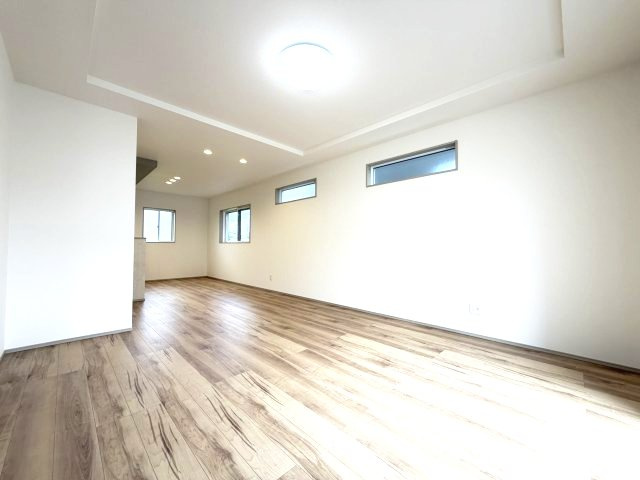 ワイウッドコート前橋市箱田町第8期　2号棟の居間・リビング