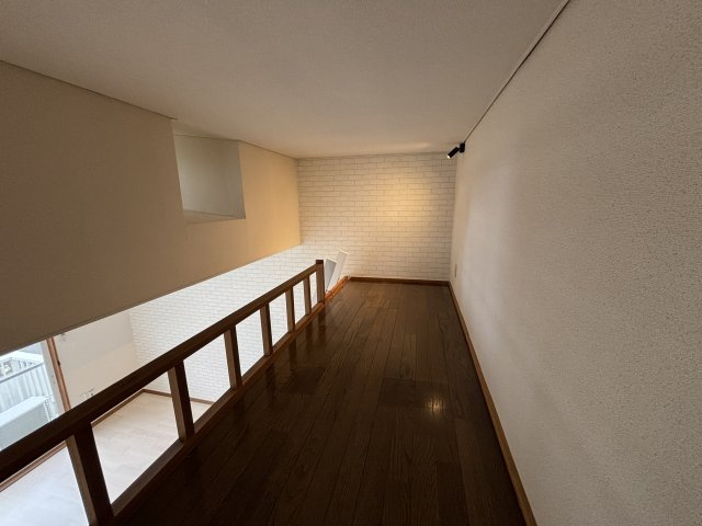 丘の上のアトリエの寝室
