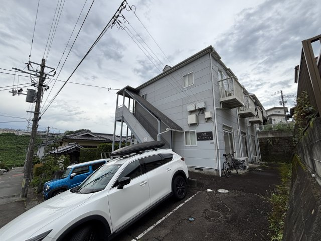 丘の上のアトリエの駐車場