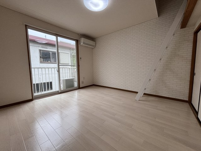 丘の上のアトリエの居間・リビング