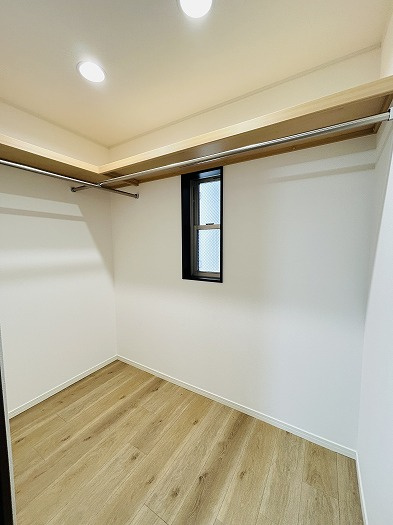 名古屋市北区龍ノ口町３丁目の中古一戸建の収納|◇ウォークインクローゼット◇　　洋服や大きな荷物が片付く大容量収納♪