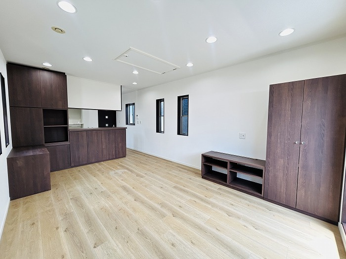 名古屋市北区龍ノ口町３丁目の中古一戸建の居間・リビング|◇リビング◇　　南面で明るいリビング　収納棚やテレビ台付き♪　床暖房搭載！