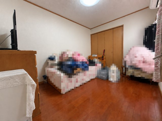 長岡京市長岡1丁目の居間・リビング|3階西側の部屋（約6帖）
ベランダ付きで、主寝室におススメです。