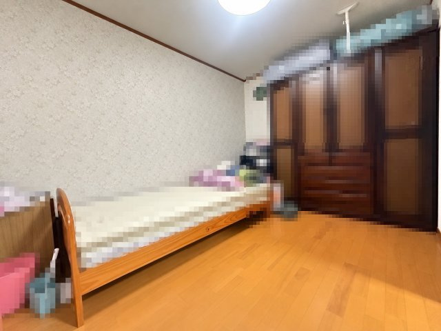長岡京市長岡1丁目の洋室|3階東側の洋室（約6帖）
子供部屋や書斎等、様々な用途でご使用いただけます。
