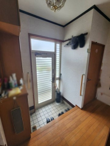 長岡京市長岡1丁目の玄関|暖かい光が差し込む玄関。