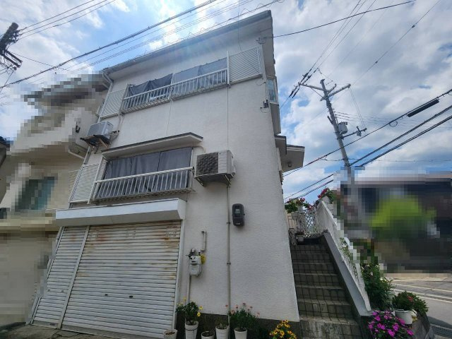 長岡京市長岡1丁目の外観|外階段をのぼって、2階の玄関から建物内に入ることができます。