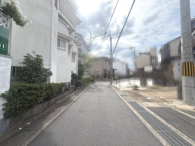 長岡京市長岡1丁目の前面道路含む現地写真|前道綺麗に整備されています。