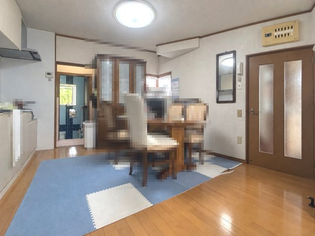 長岡京市長岡1丁目の居間・リビング|LDK（約14帖）
落ち着いた色合いの内装で、家族団らんの時間をお過ごしいただけます。
