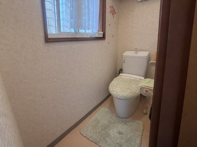 長岡京市長岡1丁目のトイレ|立ち座りをサポートする手すり付きトイレです。
窓があり、換気も可能です。