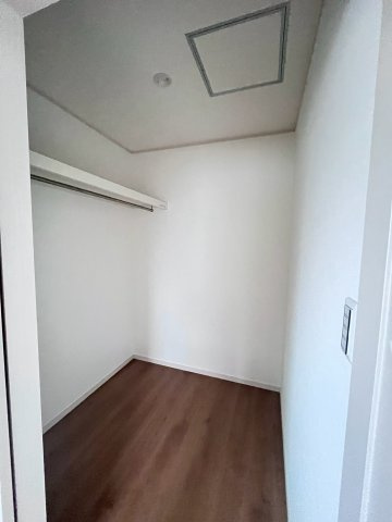 ☆選べる家具プレゼント☆伊予郡松前町大字北黒田　4SLDKの収納|かさばる衣服や季節の荷物をスッキリしまえるWIC付きの明るい主寝室。お部屋を広く使うことができ、静かで落ち着いた環境の中で一日の終わりにゆったり体を休められそう。