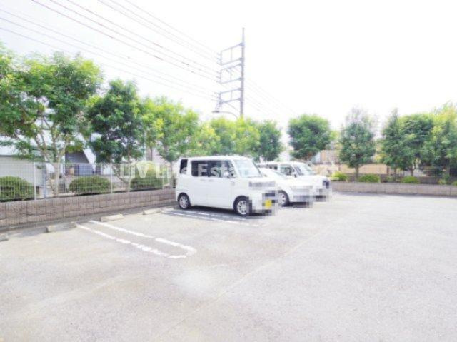 ウィステリアコートの駐車場