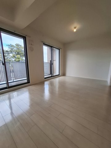 甲子園三番町ハイツの居間・リビング