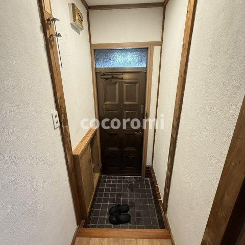 寝屋川市点野貸家の玄関
