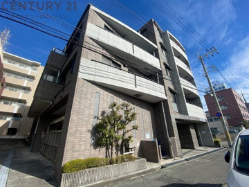 オートロックで外部の人間が簡単に出入りできないため安心です。