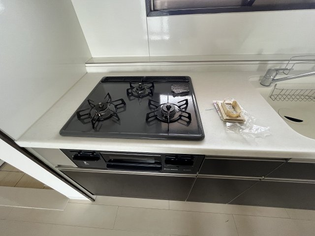 3口ガスコンロ付きのシステムキッチンです♪
