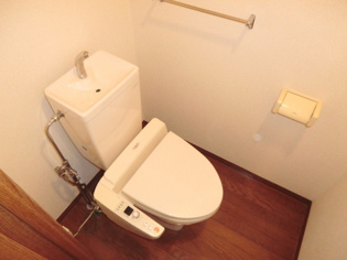 温水洗浄便座付きのトイレです♪