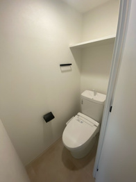 温水洗浄便座付きのトイレです♪
