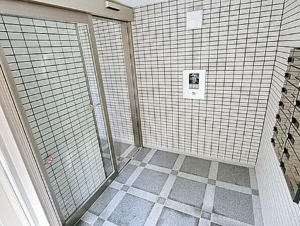 立川市高松町１丁目のアパートのエントランス