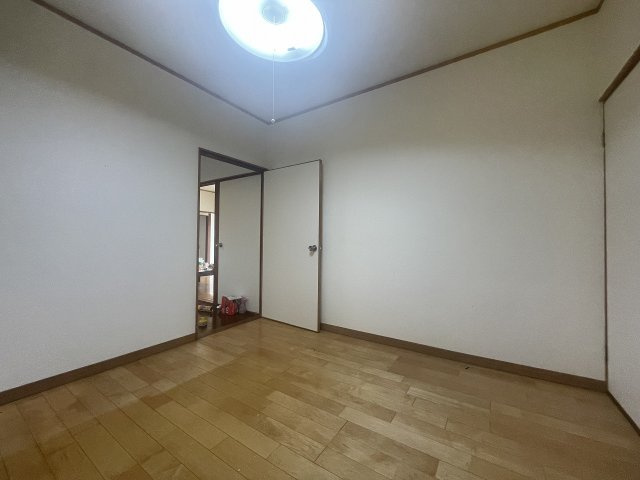 城間町一戸建の洋室