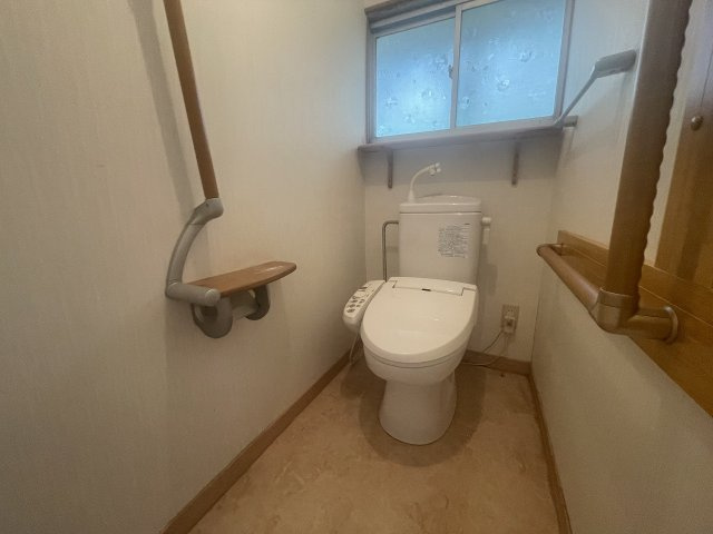城間町一戸建のトイレ