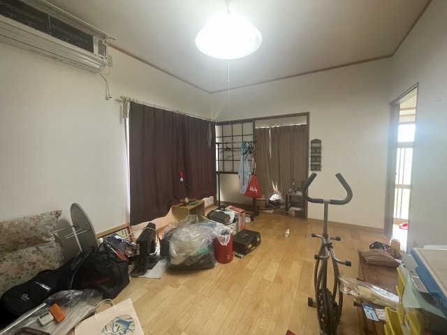 城間町一戸建の洋室
