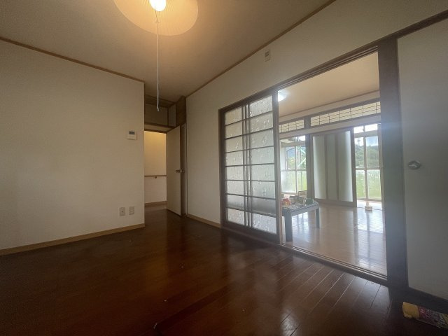 城間町一戸建の洋室