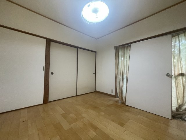 城間町一戸建の洋室