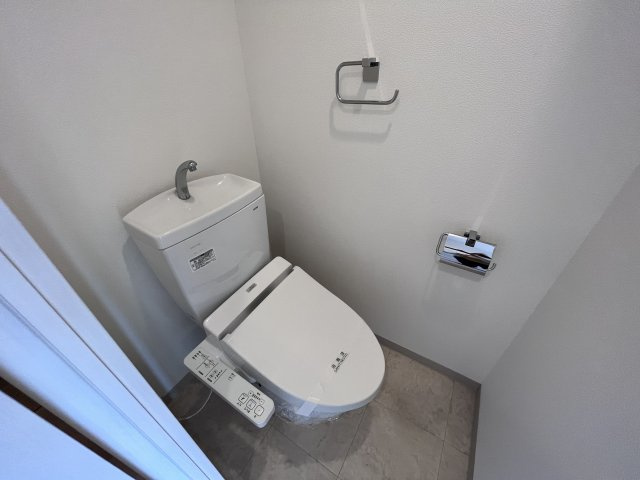 温水洗浄便座付きのトイレです♪