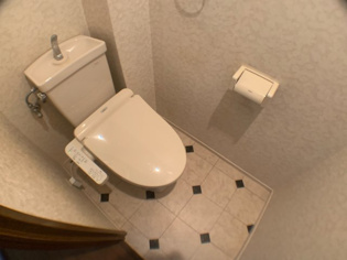 温水洗浄便座付きのトイレです♪