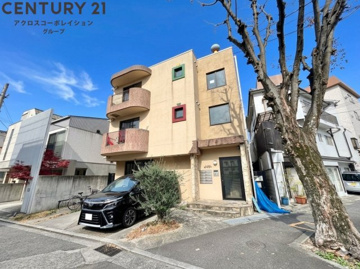 オートロックで外部の人間が簡単に出入りできないため安心です。