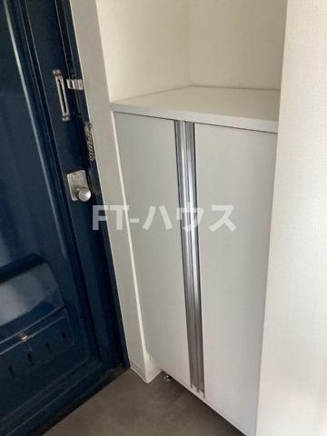 中台ビルの玄関