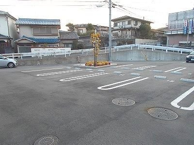 グランディールＢ　（小瀬町）の駐車場|駐車場に車を止められます